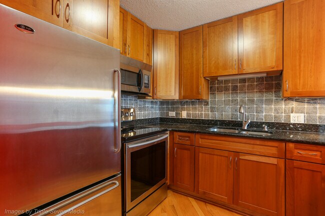 Building Photo - 1212 N La Salle Dr