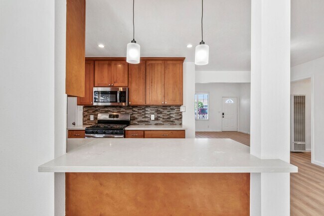 Building Photo - Move-In Ready Gem with Convenient Location