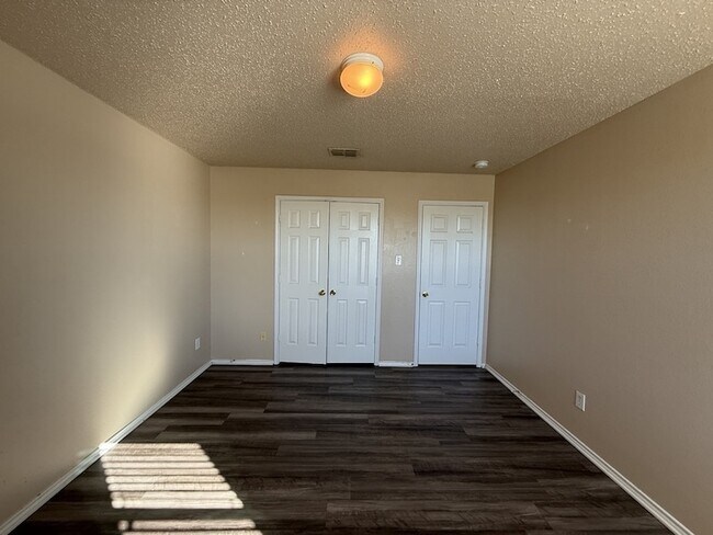 Building Photo - 3625 Clydesdale Dr