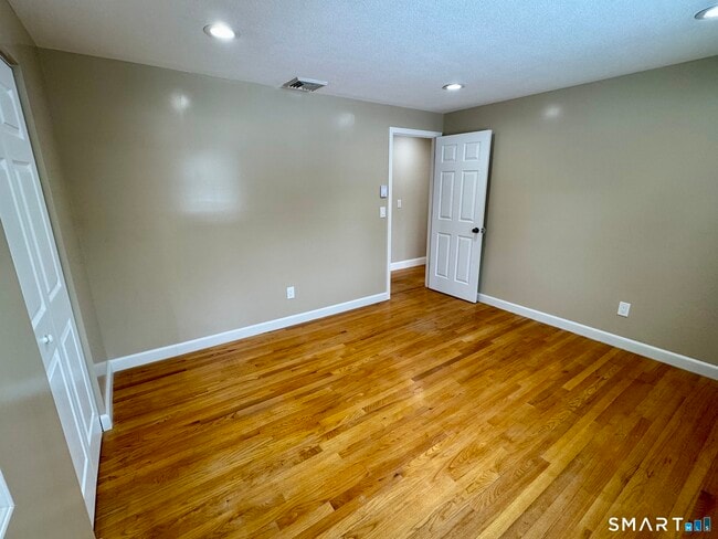 Building Photo - 10 Longview Ln