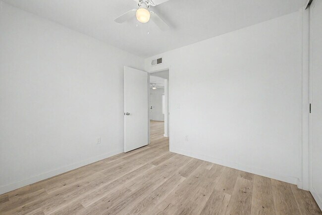 Building Photo - 935 W Santa Cruz Dr