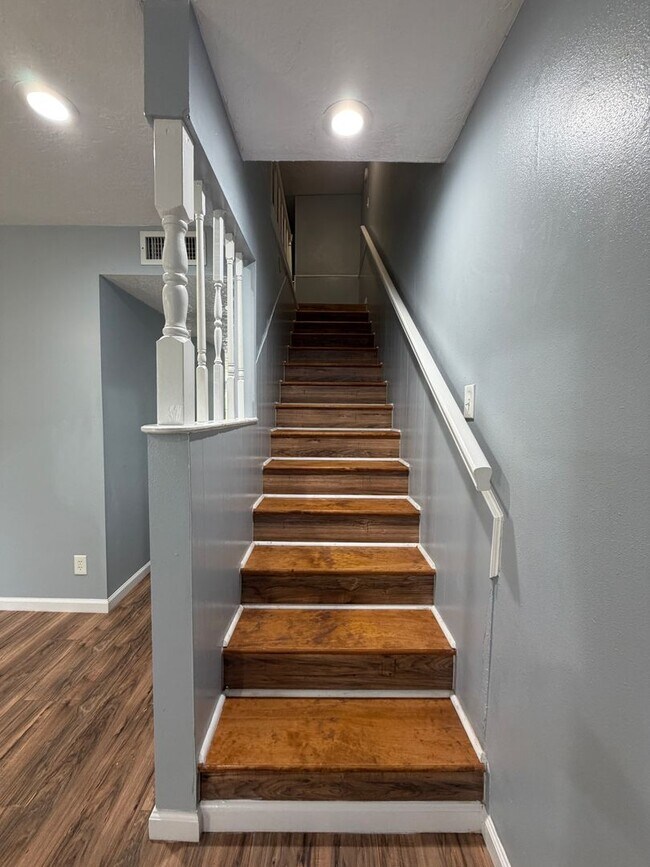 Building Photo - Spacious, 2 story townhouse