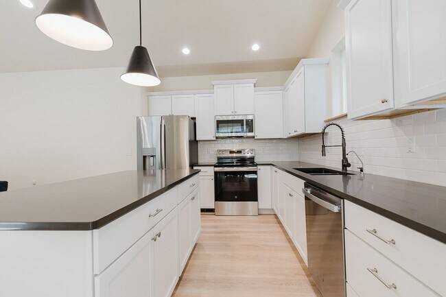 Building Photo - Beautiful New Construction Mountain Retreat