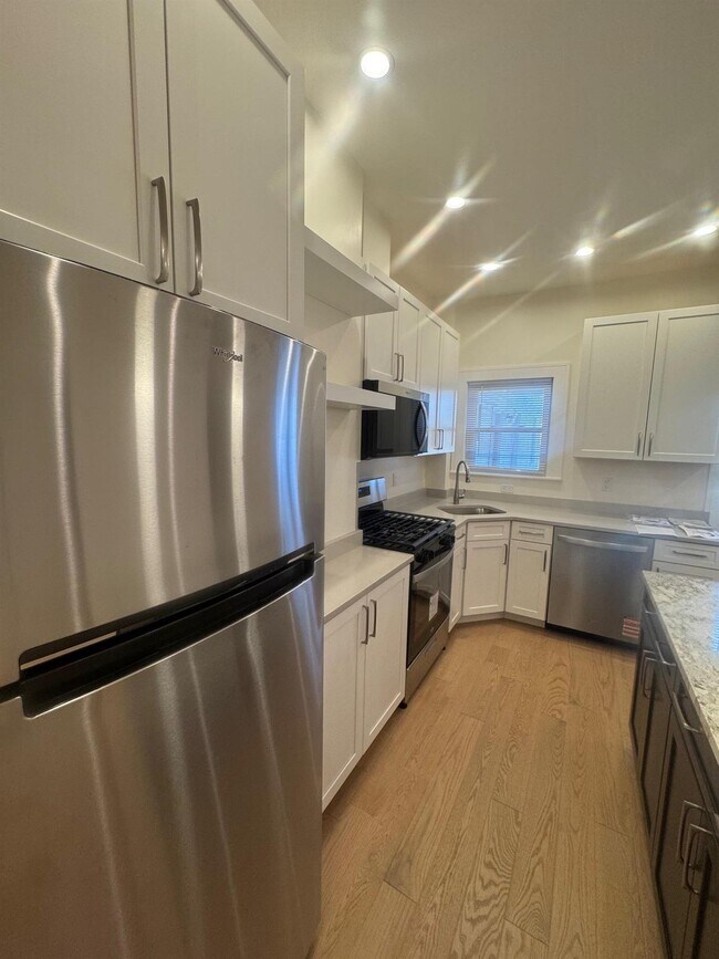 Building Photo - 13 Bristol St