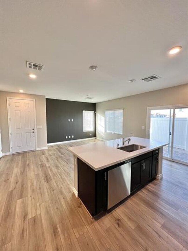 Building Photo - 3 Bedroom 2.5 Bathroom Townhome - Pet Friendly.