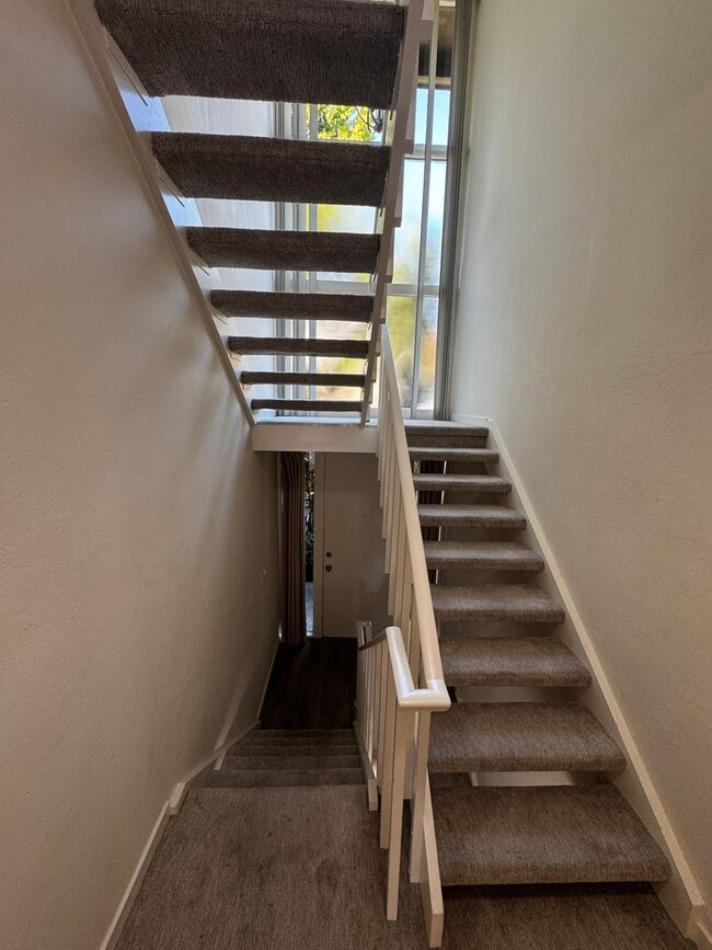 Building Photo - Gorgeous Updated 3-Bedroom Townhome in Pri...