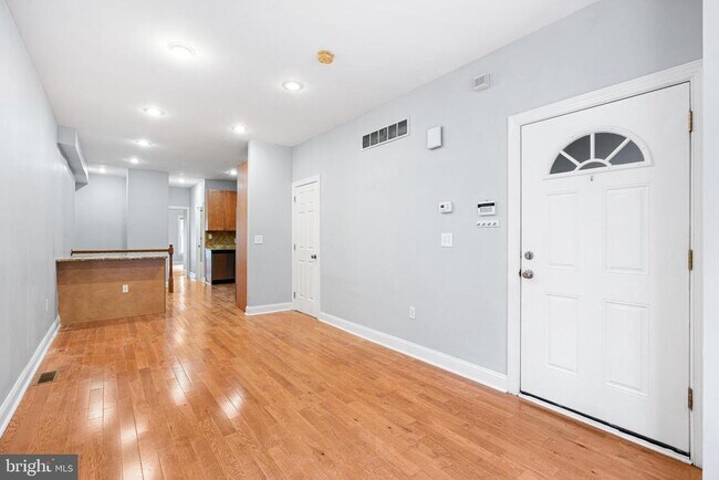 Building Photo - 2339 Catharine St