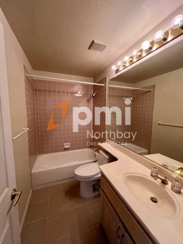 Building Photo - 3213 Hilton Head Dr