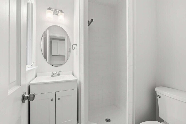 Building Photo - Spacious and Unique 5-Bedroom Ranch in Chapel Hill!