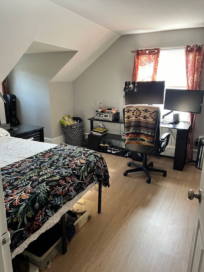 Building Photo - Pennington Rd, Ewing, NJ – 6BR / 2BA. Large single-family home near TCNJ with spacious driveway