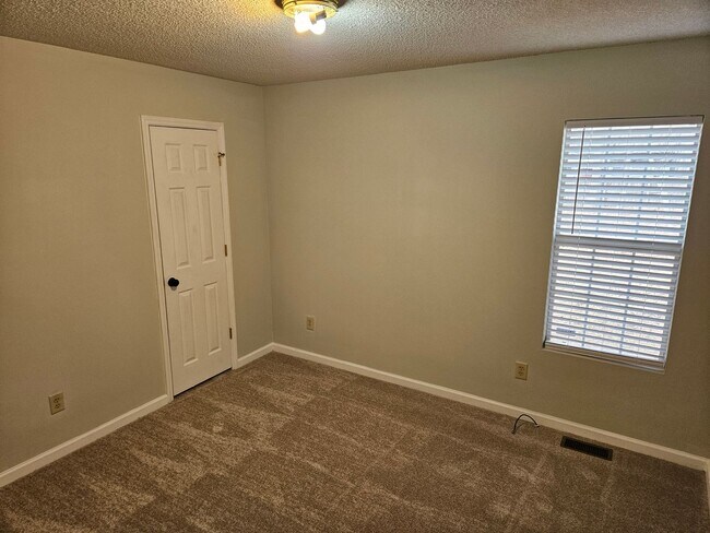 Building Photo - Darling 3br/2ba home. Available now! Scree...