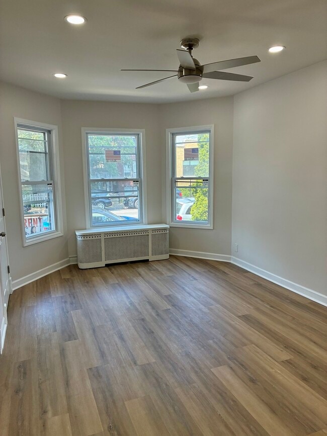 Building Photo - 3745 W Diversey Ave