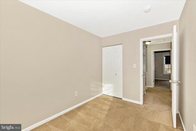 Building Photo - 584 Cotswold Ct