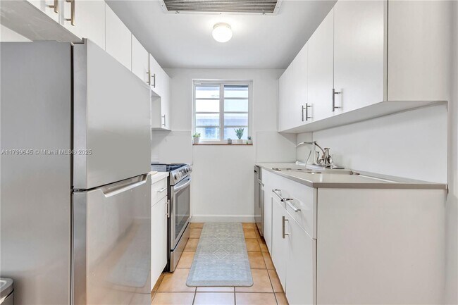 Building Photo - 530 15th St