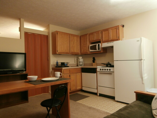 Building Photo - Efficiency Apt Close to Campus