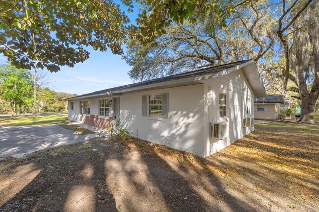 Building Photo - 403 NE 26th Ct