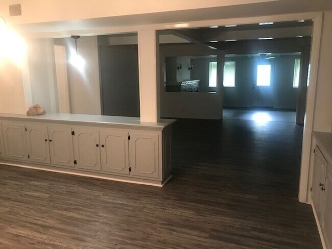 Building Photo - RECENTLY REMODELED BIG 4 BEDROOM 2 BATH LE...