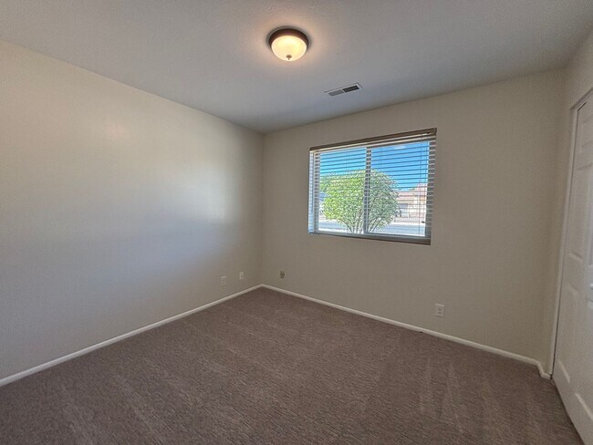 Building Photo - SPACIOUS REMODELED HOME FOR RENT!