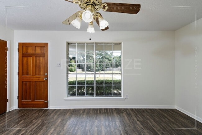 Building Photo - Brick 3BD 2BA with Large Private Yard!