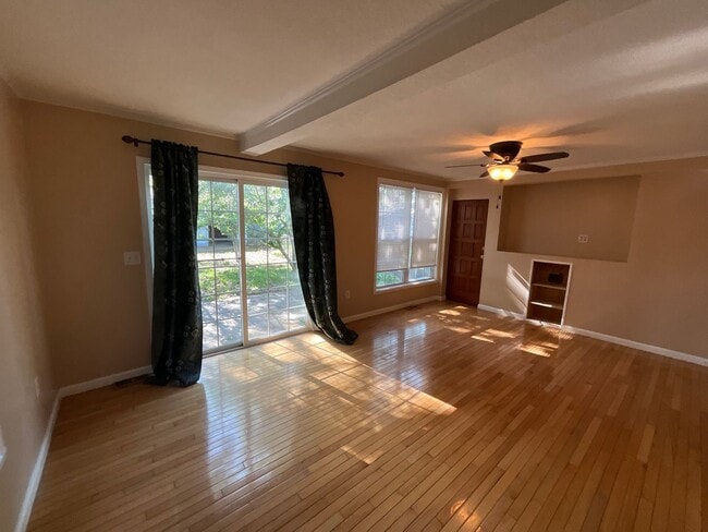 Building Photo - 3 bedroom 2 bath with bonus Office space