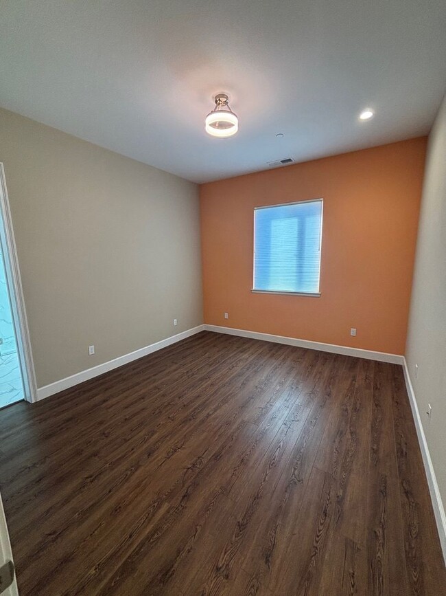 Building Photo - Newer Single Level 3 Bedroom 2 Bathroom lo...