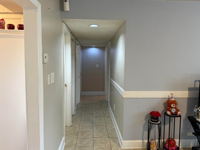 Building Photo - 2000 Greens Blvd