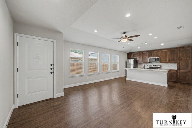 Building Photo - 1324-1328 White Sand Dr