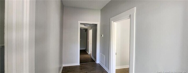 Building Photo - 233 W Barbee St
