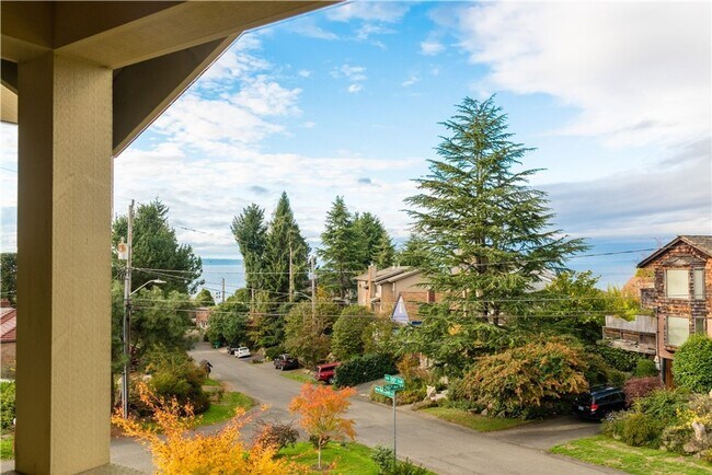 Building Photo - Meticulously designed Craftsman in North Beach with private beach access.