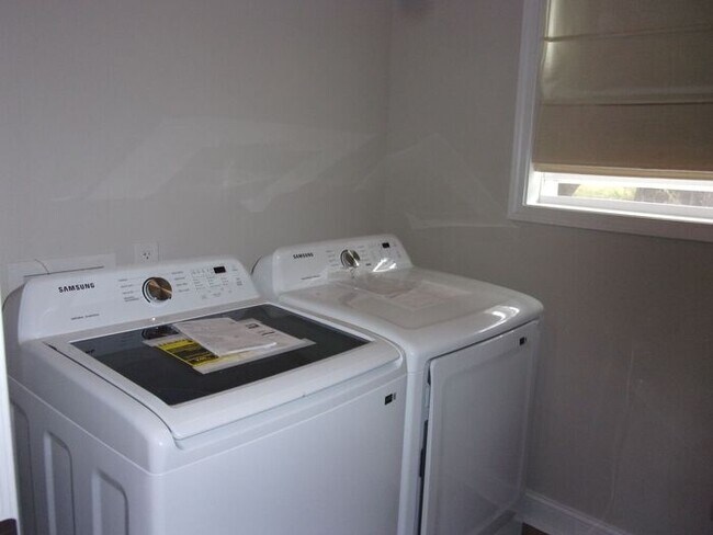 Building Photo - Beautifully Renovated 2 Bedroom 1 Bath Home - Minutes to Downtown Rock Hill