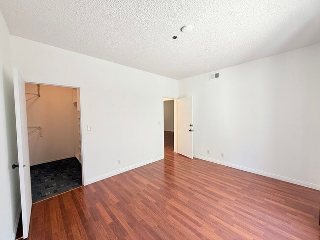 Building Photo - One Bedroom Condo in Montrose/Glendale