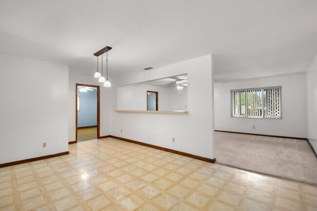 Building Photo - Home For Rent in St Petersburg!