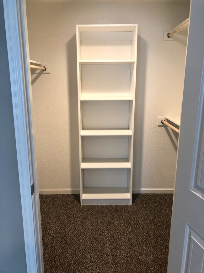 Building Photo - 4 Bed 2 Car Attached Villa in Blue Springs