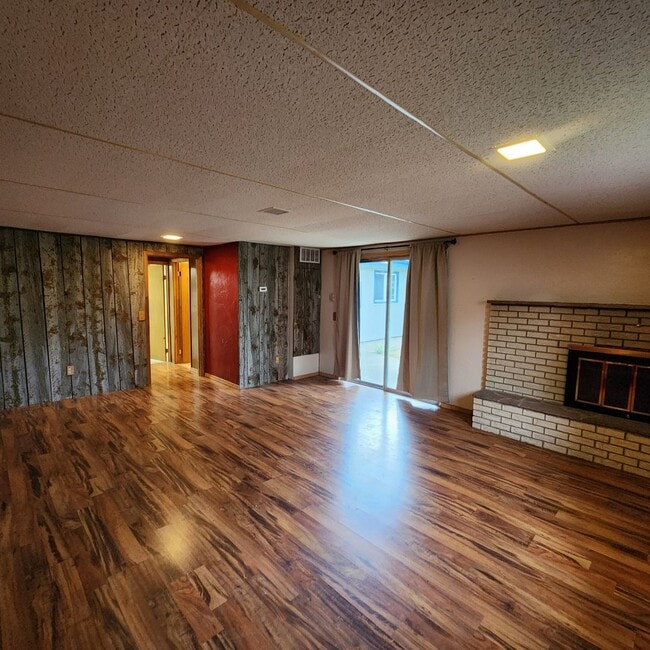 Building Photo - One Level Westside Ranch 4 bd, Single Garage
