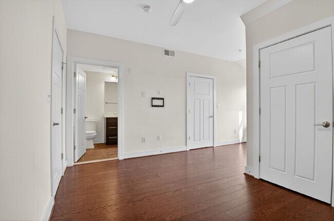 Building Photo - 1107 S Walter Reed Dr