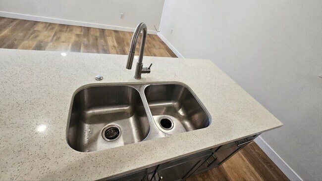 Building Photo - 326 E 73rd St