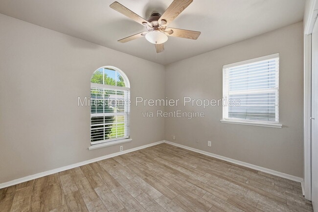 Building Photo - 302 Iowa St