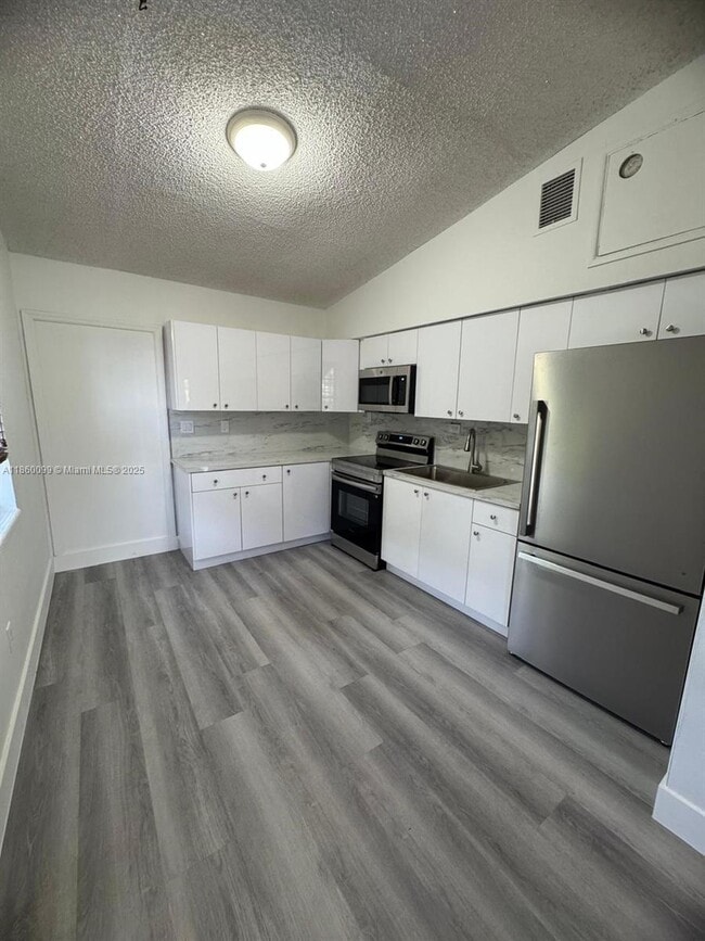 Building Photo - 609 W 39th St