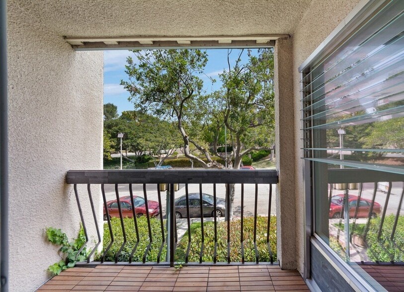 Building Photo - 5650 Cambridge Way