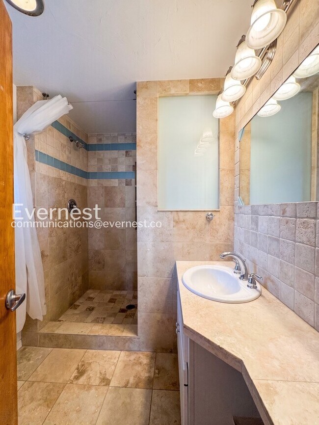Building Photo - 4-Bed/2-Bath House Charming Home with Fenced Yard/ Available Now!