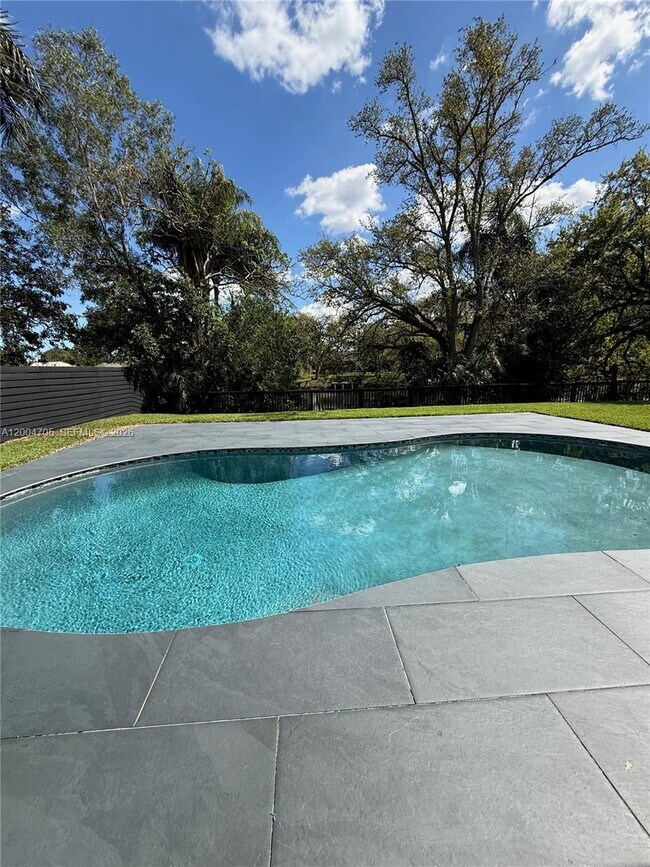 Building Photo - 1304 Stratford St