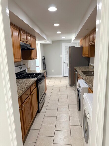 Building Photo - 10230 Prince Pl