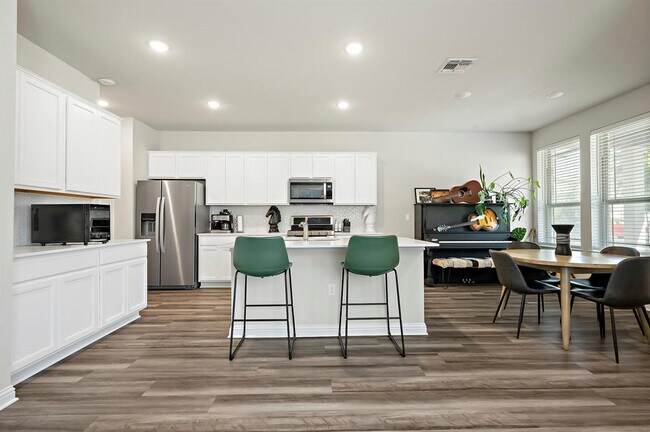 Building Photo - 8013 Lennon Dr