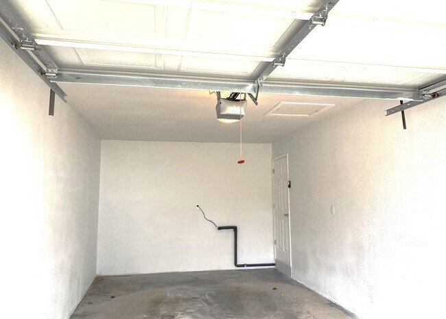 deep garage with remote entry - 20 Mesa Rd