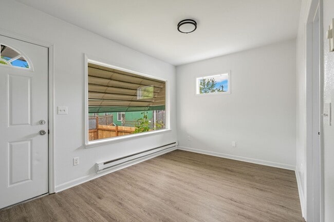 Building Photo - 2bd/1ba Seattle Home