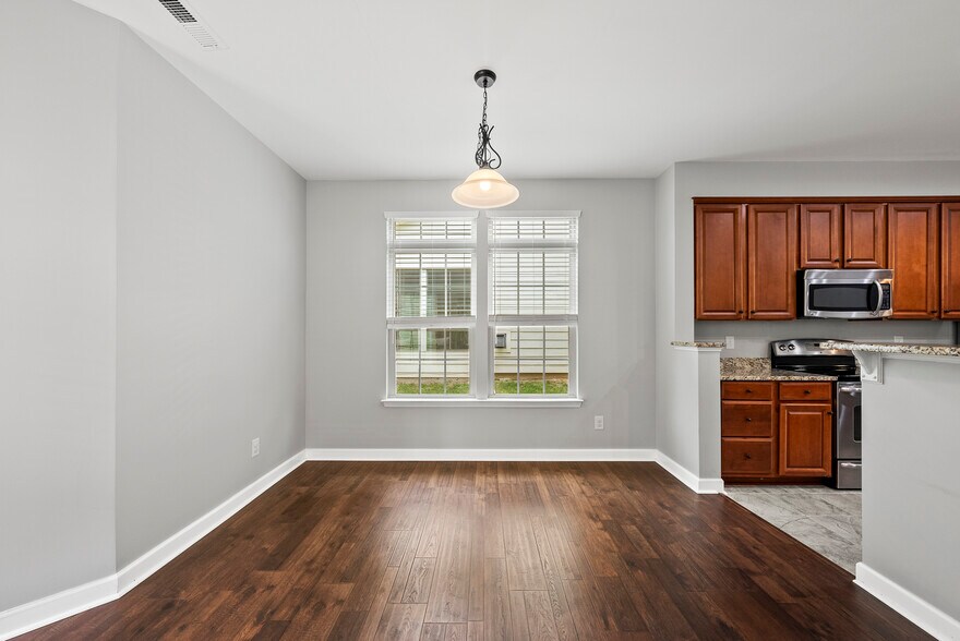 Building Photo - 1004 Crinoline Ln
