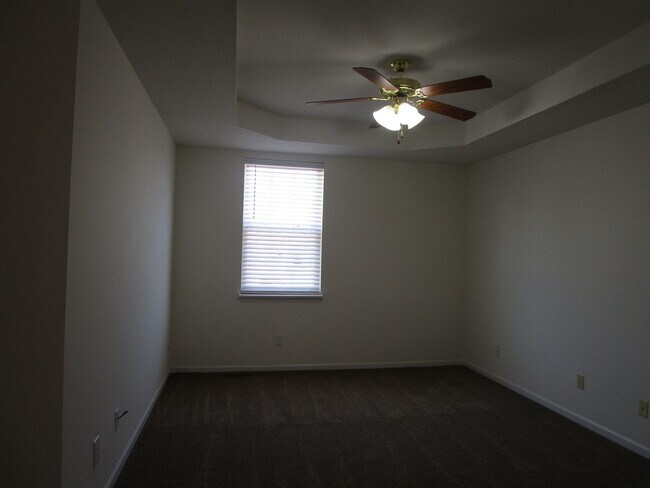 Building Photo - 5004-5006-5006 Betty Jean Way