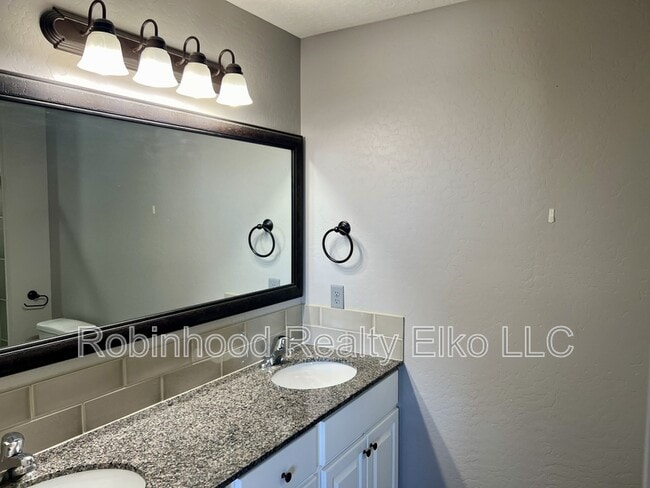 Building Photo - 758 Parkridge Pkwy