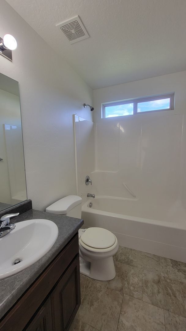 Building Photo - Large and Spacious Lehi Home