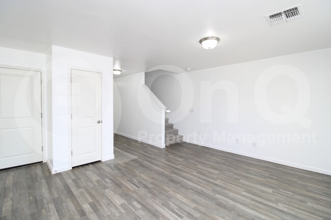 Building Photo - 822 N Navajo Ln